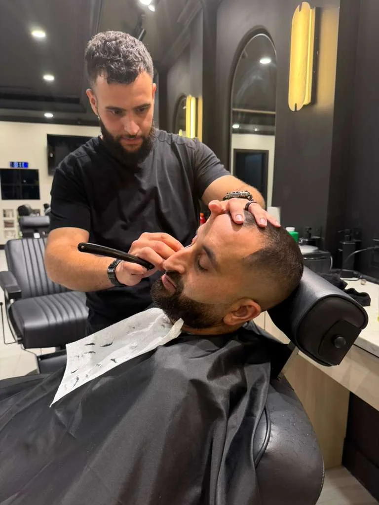 Barber working at Jad Cutz
